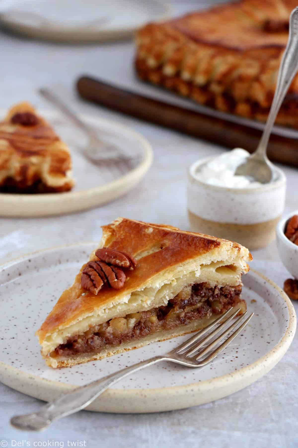 La galette des rois aux noix de pécan, aux pommes et à l'érable est une merveilleuse alternative à la galette des rois traditionnelle à la frangipane.