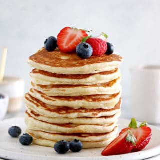 Des pancakes américains faciles et très moelleux, réalisés en quelques minutes avec des ingrédients de base. Une recette de pancakes inratable pour petits déjeuners gourmands.