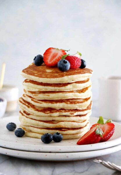 These easy fluffy American pancakes are the BEST pancake recipe you can possibly find. With only 6 ingredients and 2 minutes preparation, you get generous and fluffy pancakes with no effort.