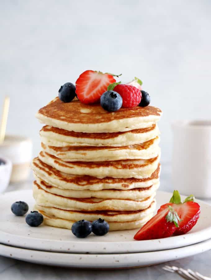 These easy fluffy American pancakes are the BEST pancake recipe you can possibly find. With only 6 ingredients and 2 minutes preparation, you get generous and fluffy pancakes with no effort.
