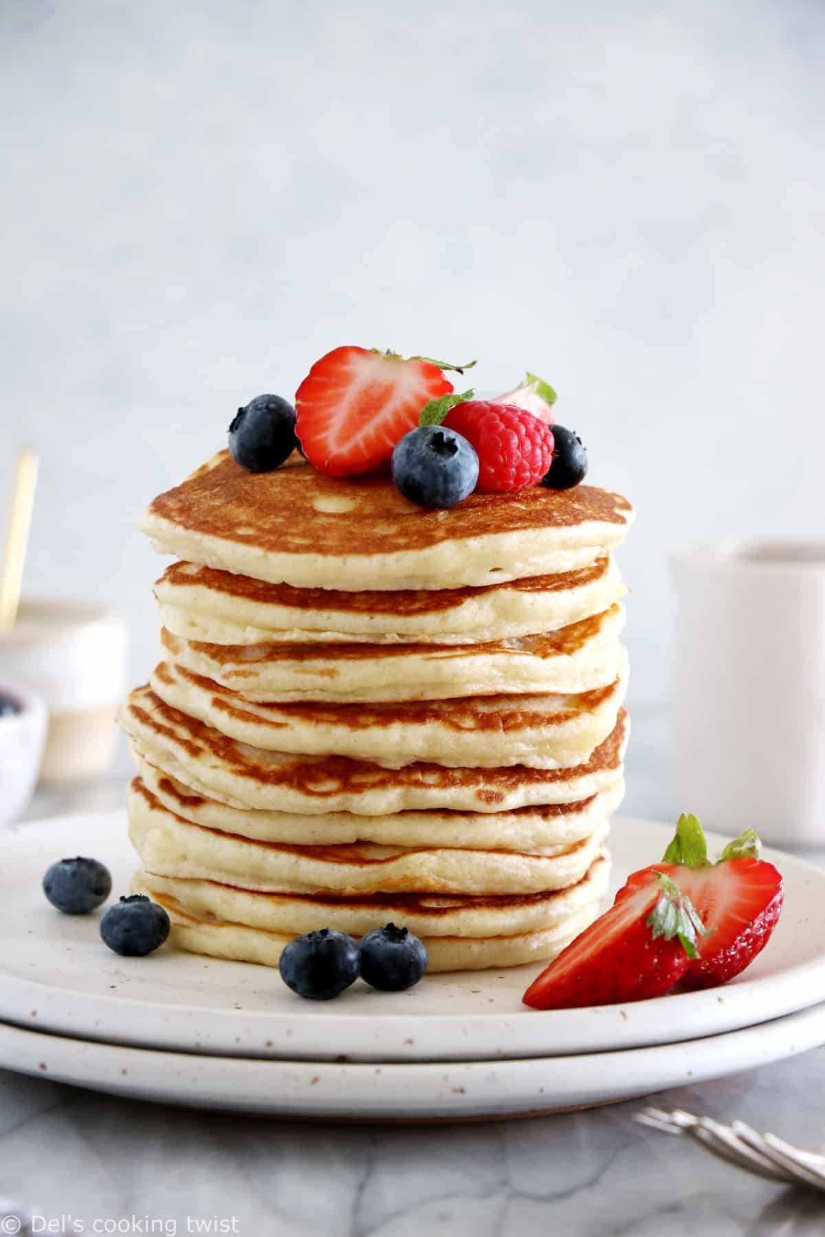 Des pancakes américains faciles et très moelleux, réalisés en quelques minutes avec des ingrédients de base. Une recette de pancakes inratable pour petits déjeuners gourmands.