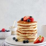 These easy fluffy American pancakes are the BEST pancake recipe you can possibly find. With only 6 ingredients and 2 minutes preparation, you get generous and fluffy pancakes with no effort.