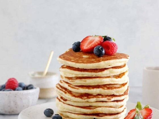 These easy fluffy American pancakes are the BEST pancake recipe you can possibly find. With only 6 ingredients and 2 minutes preparation, you get generous and fluffy pancakes with no effort.