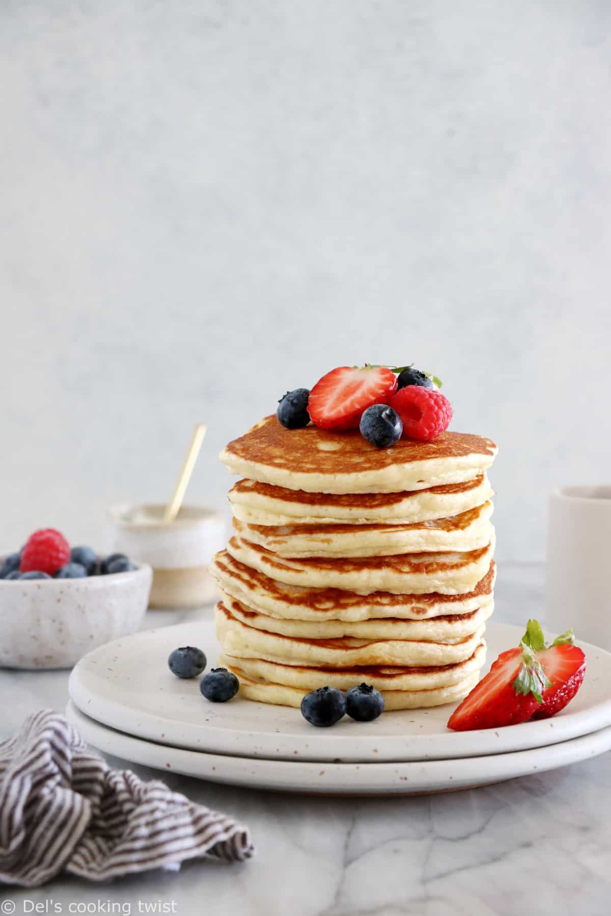 These easy fluffy American pancakes are the BEST pancake recipe you can possibly find. With only 6 ingredients and 2 minutes preparation, you get generous and fluffy pancakes with no effort.