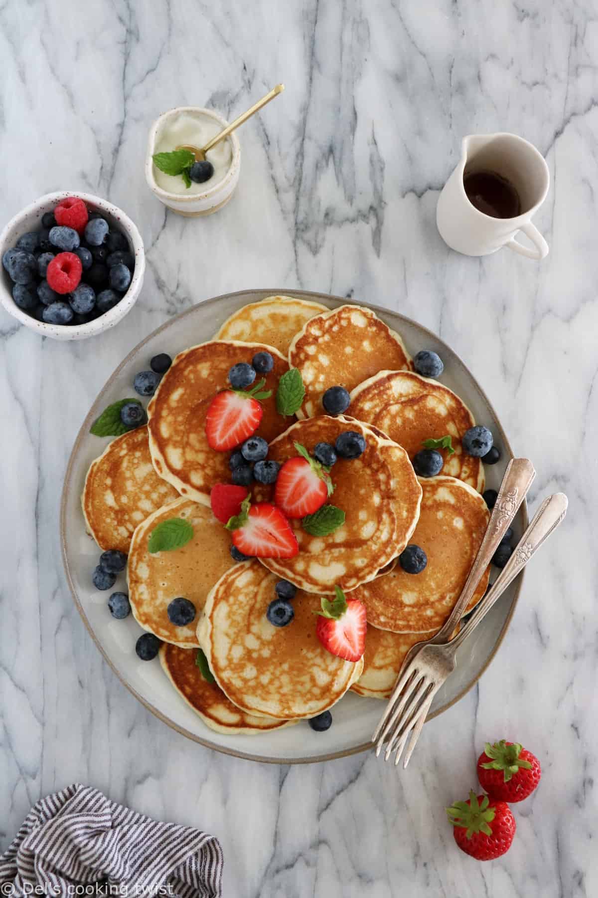 Des pancakes américains faciles et très moelleux, réalisés en quelques minutes avec des ingrédients de base. Une recette de pancakes inratable pour petits déjeuners gourmands.