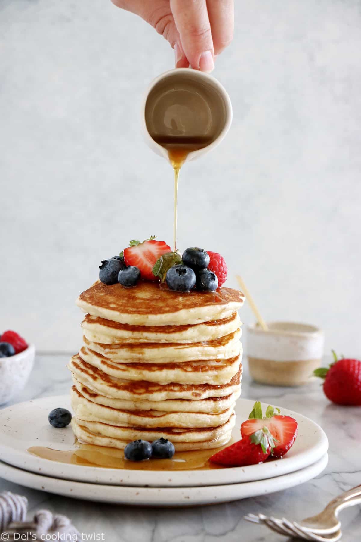 These easy fluffy American pancakes are the BEST pancake recipe you can possibly find. With only 6 ingredients and 2 minutes preparation, you get generous and fluffy pancakes with no effort.