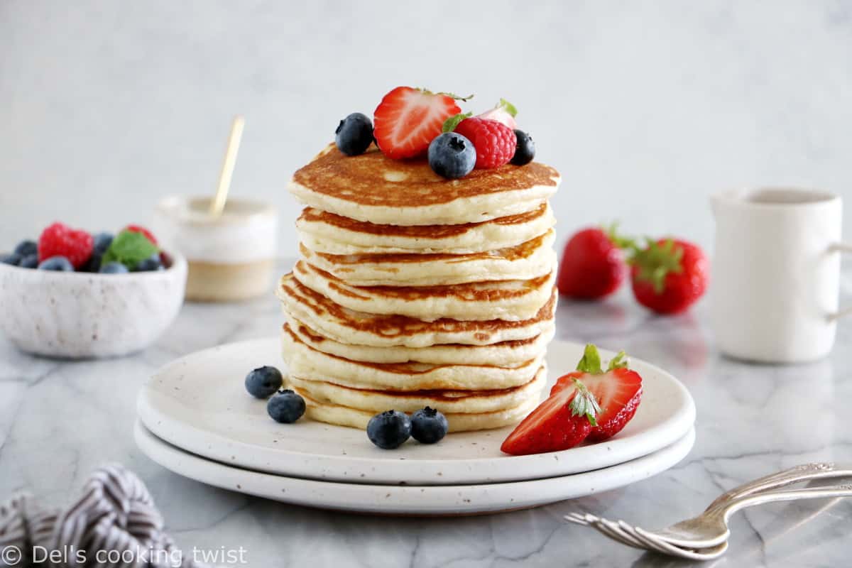 These easy fluffy American pancakes are the BEST pancake recipe you can possibly find. With only 6 ingredients and 2 minutes preparation, you get generous and fluffy pancakes with no effort.