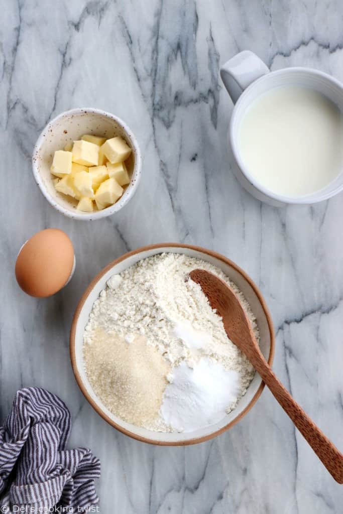 Des pancakes américains faciles et très moelleux, réalisés en quelques minutes avec des ingrédients de base. Une recette de pancakes inratable pour petits déjeuners gourmands.