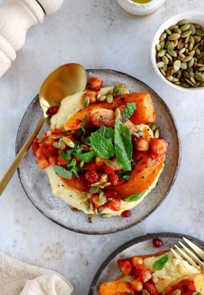 Cette recette de polenta et courge rôtie épicée à la harissa constitue un plat végétarien savoureux aux accents marocains.