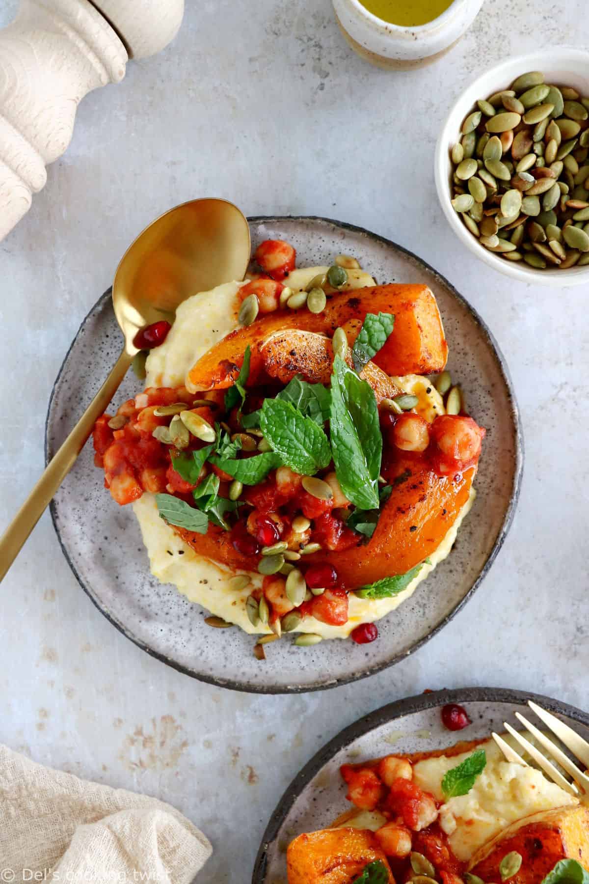 Cette recette de polenta et courge rôtie épicée à la harissa constitue un plat végétarien savoureux aux accents marocains.