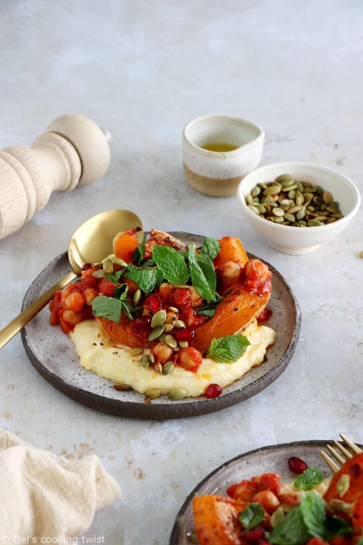 Cette recette de polenta et courge rôtie épicée à la harissa constitue un plat végétarien savoureux aux accents marocains.