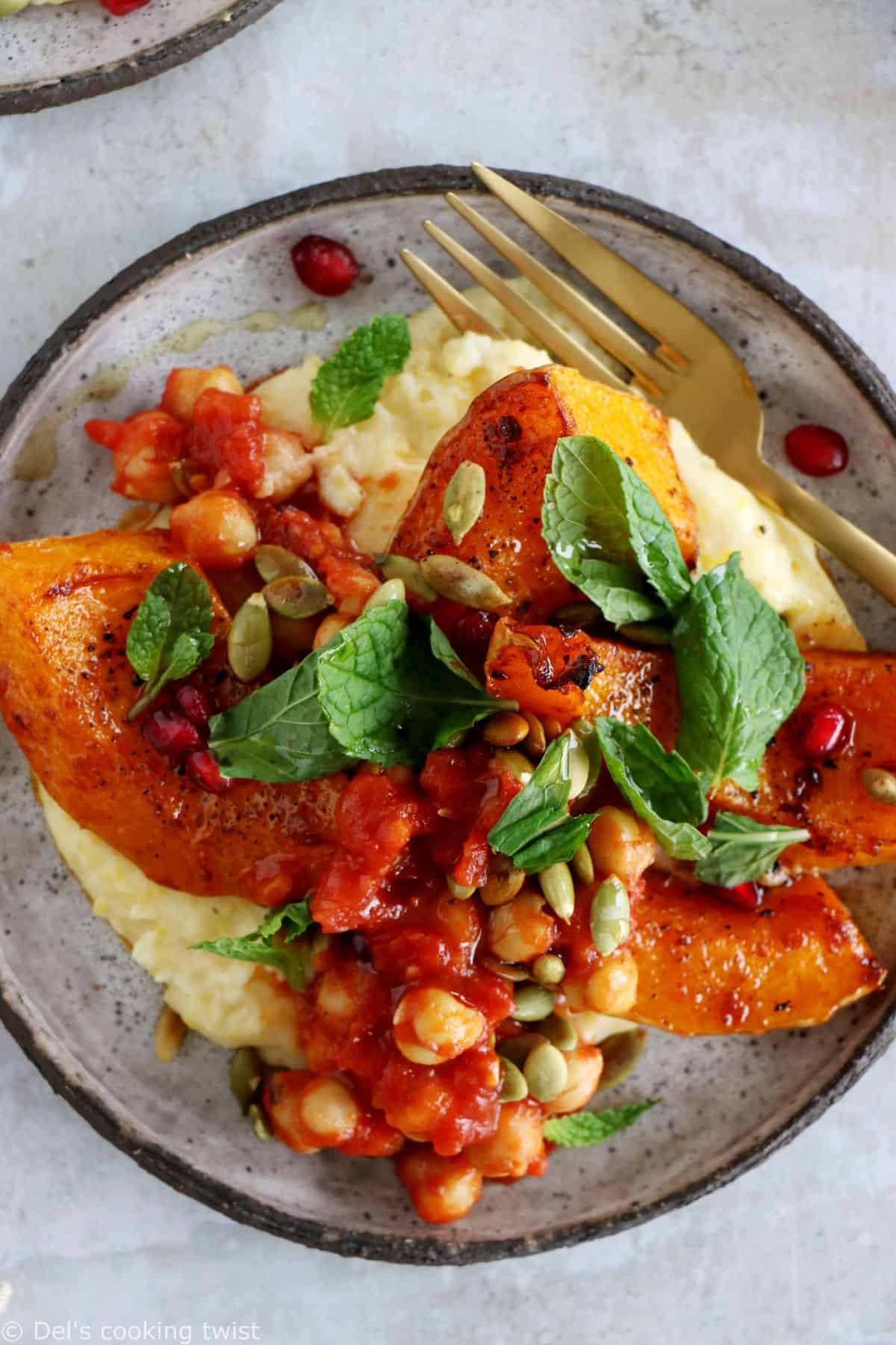 Cette recette de polenta et courge rôtie épicée à la harissa constitue un plat végétarien savoureux aux accents marocains.