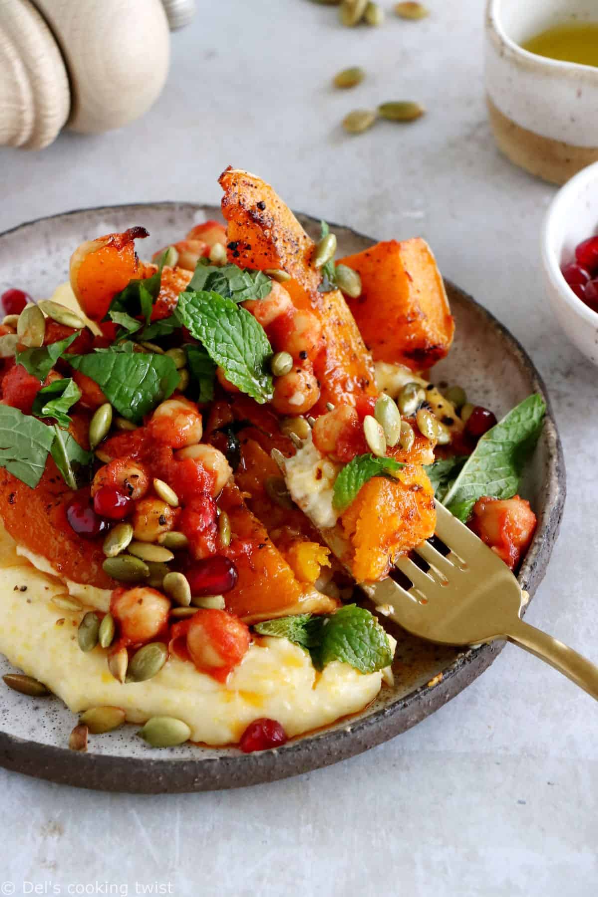 Cette recette de polenta et courge rôtie épicée à la harissa constitue un plat végétarien savoureux aux accents marocains.