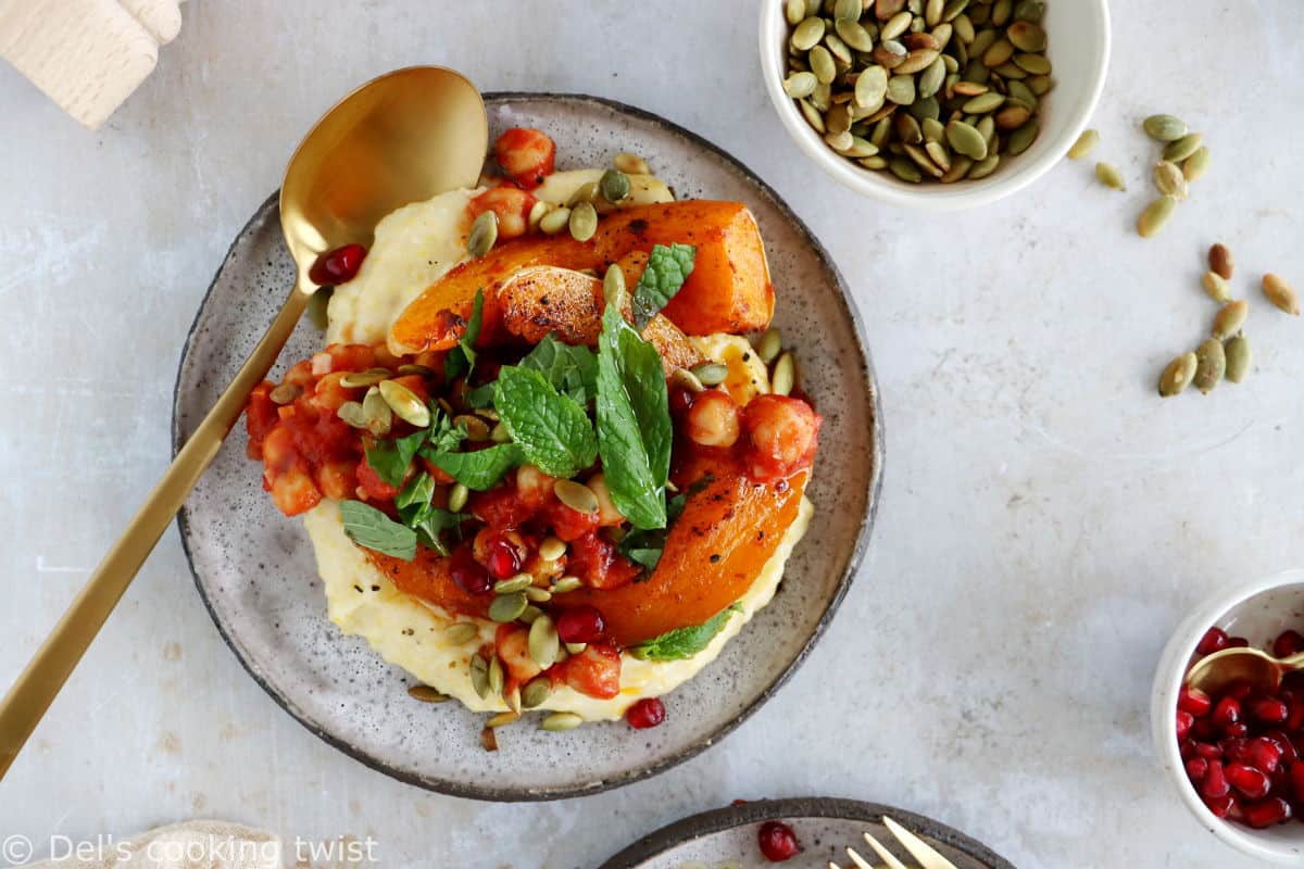 Cette recette de polenta et courge rôtie épicée à la harissa constitue un plat végétarien savoureux aux accents marocains.