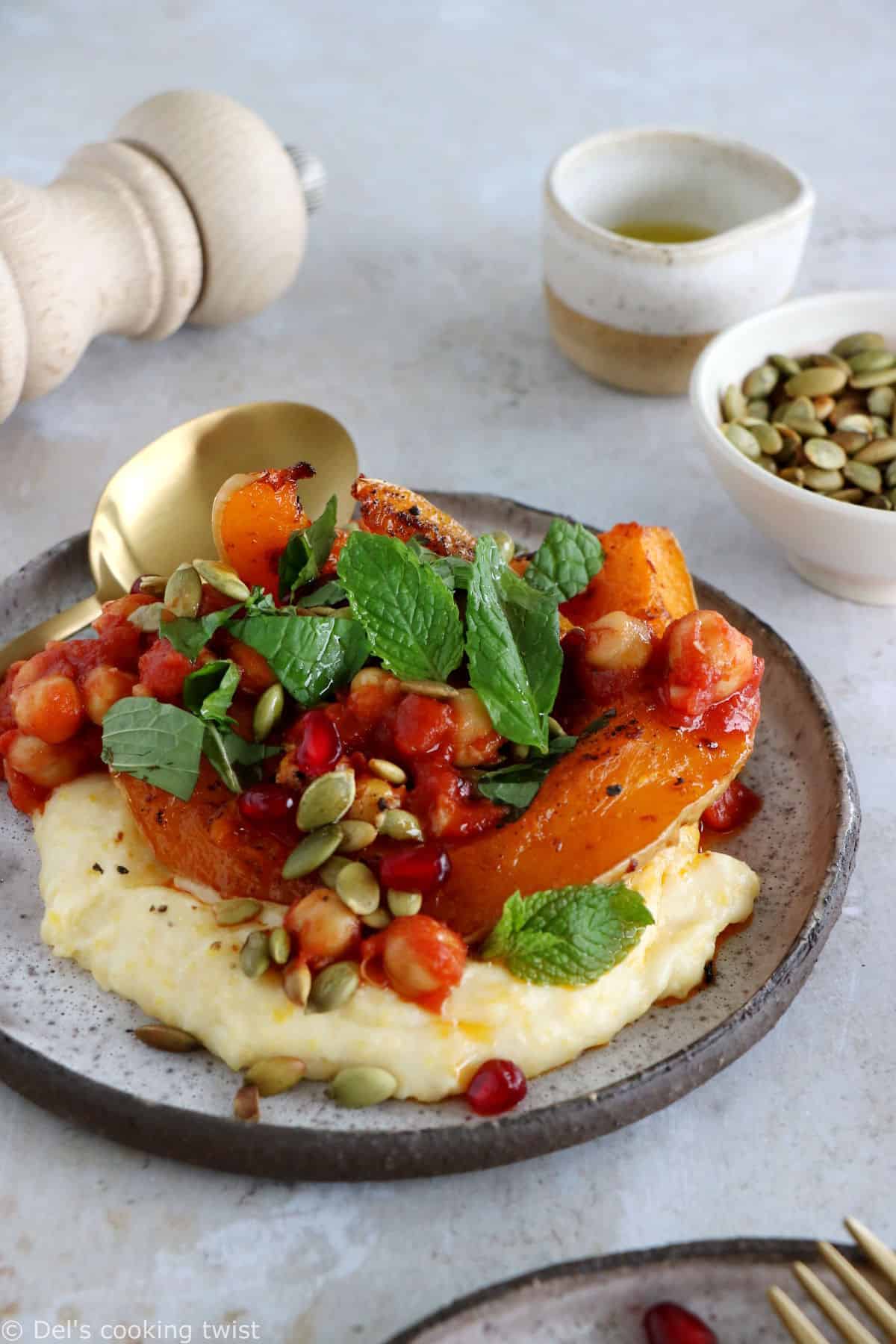 Cette recette de polenta et courge rôtie épicée à la harissa constitue un plat végétarien savoureux aux accents marocains.