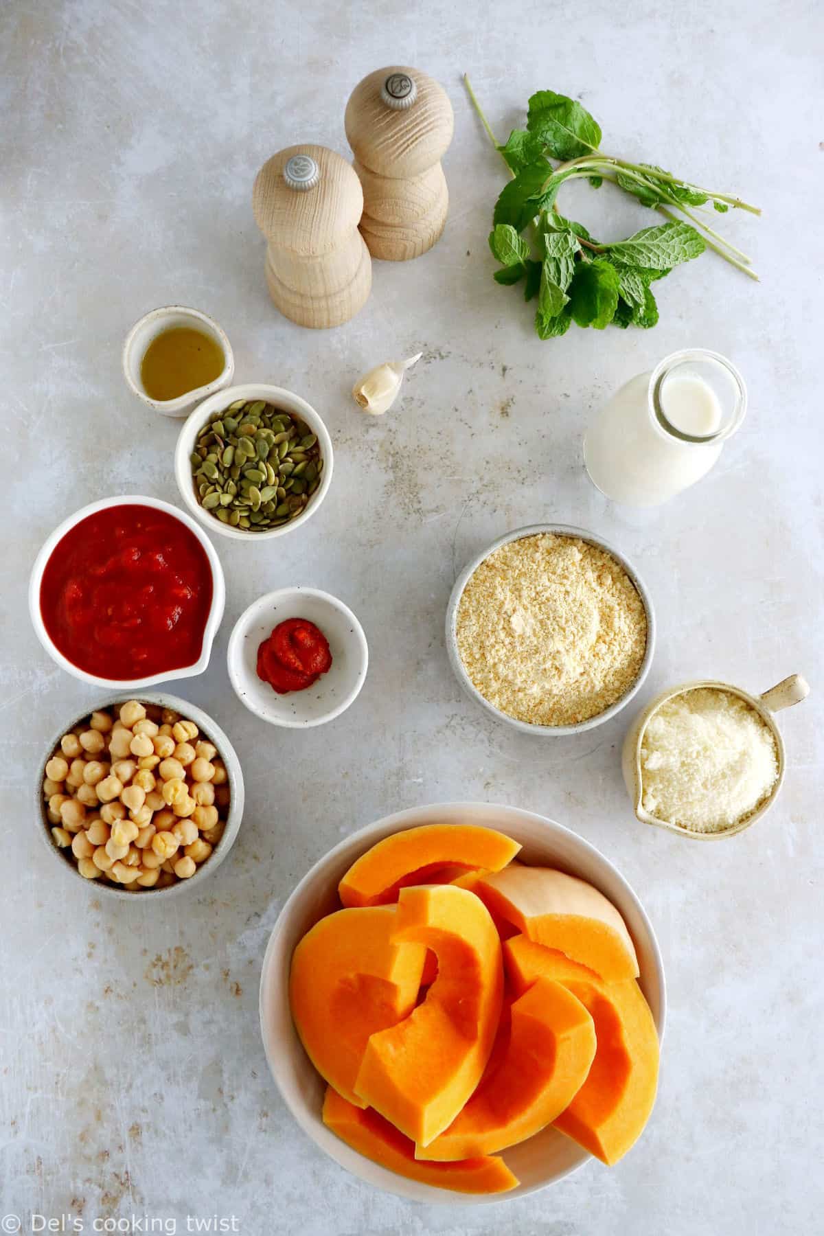 Cette recette de polenta et courge rôtie épicée à la harissa constitue un plat végétarien savoureux aux accents marocains.