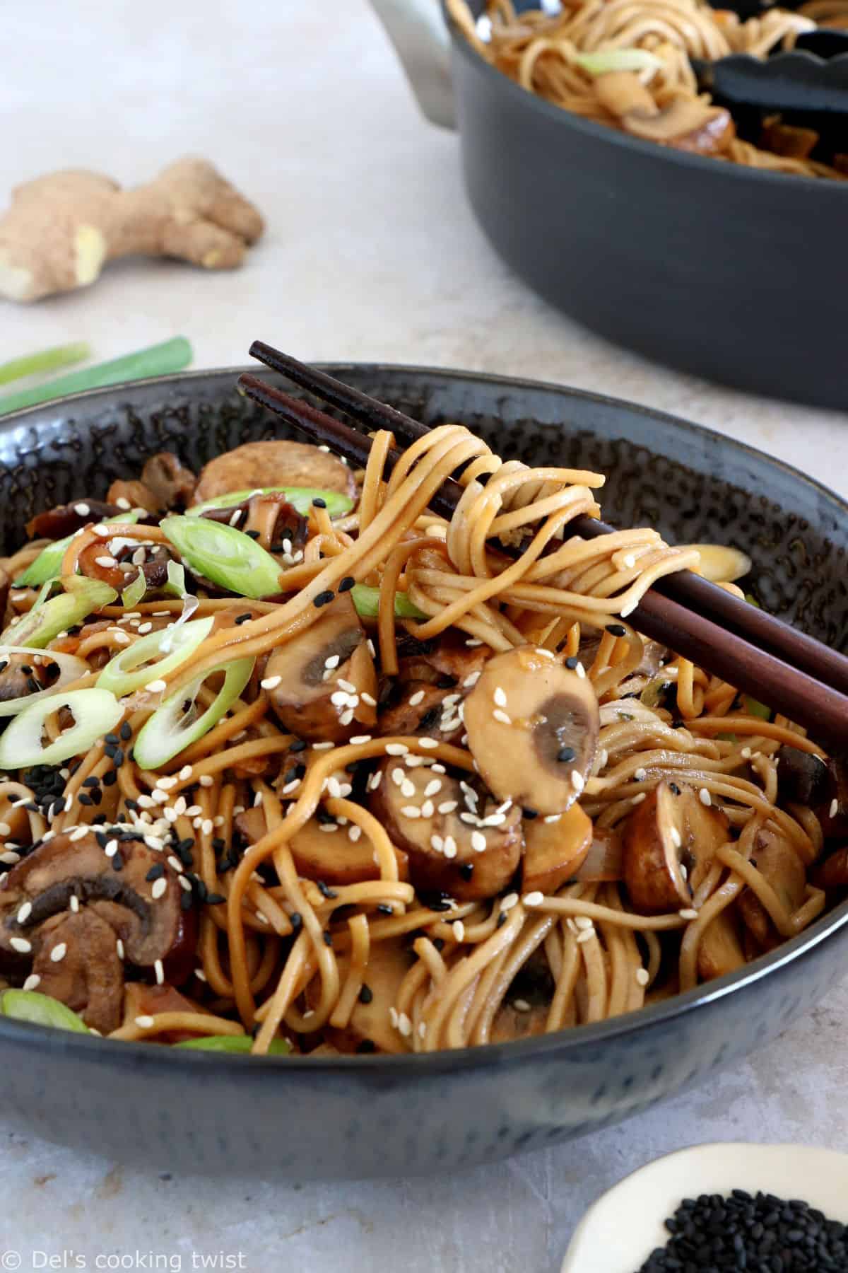 These Japanese sesame soba noodles with mushrooms are a quick and easy Asian recipe, ready in 20 minutes or less.