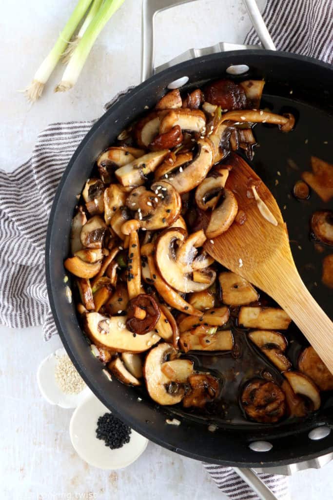 Les nouilles soba au sésame et aux champignons sont un plat asiatique très simple à préparer, en 20 minutes ou moins.