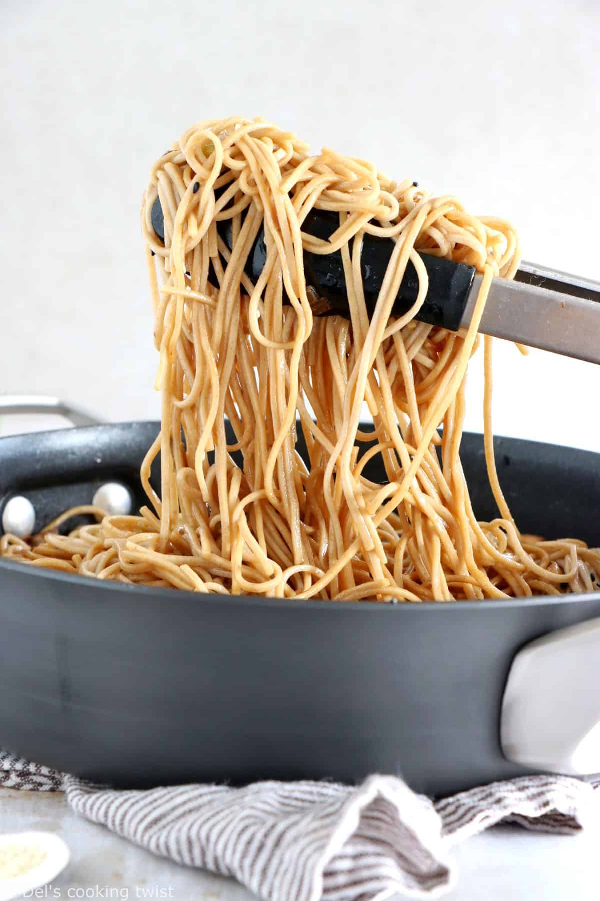 These Japanese sesame soba noodles with mushrooms are a quick and easy Asian recipe, ready in 20 minutes or less.