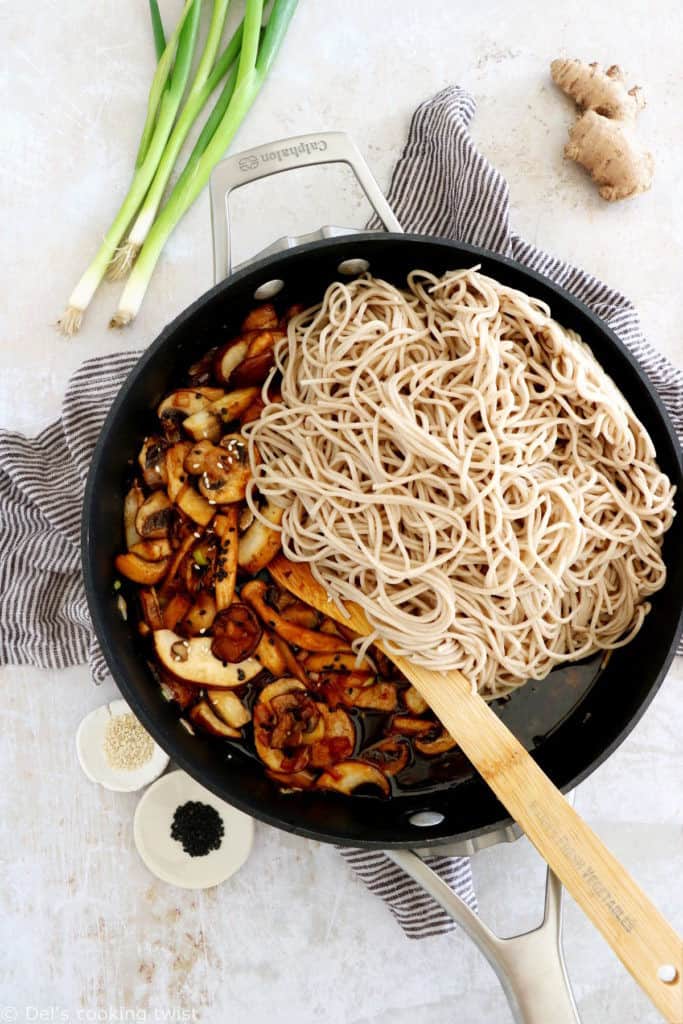 Les nouilles soba au sésame et aux champignons sont un plat asiatique très simple à préparer, en 20 minutes ou moins.