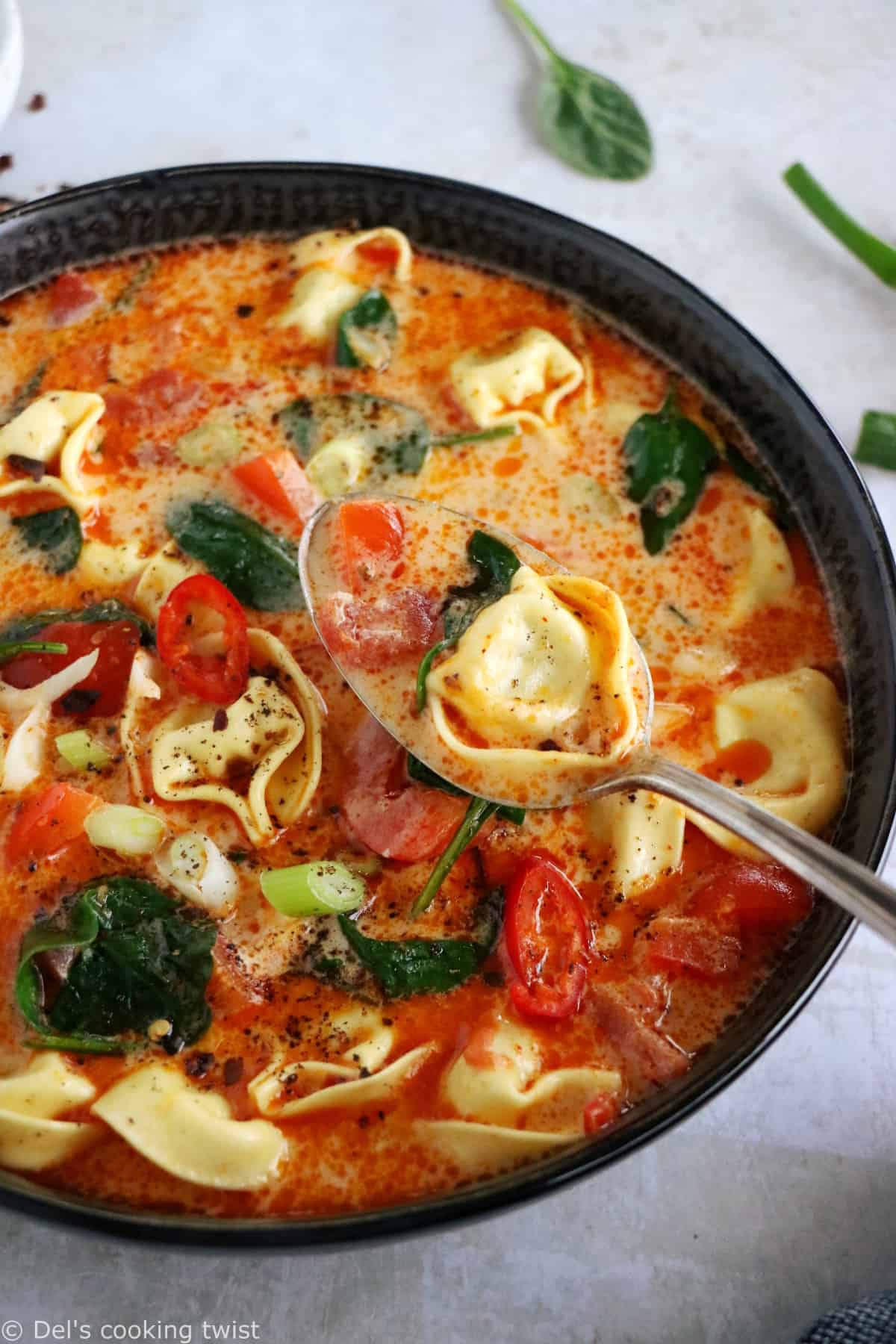 La soupe Thaï de curry rouge aux tortellinis, c'est la rencontre de la cuisine Thaï et de la cuisine italienne.