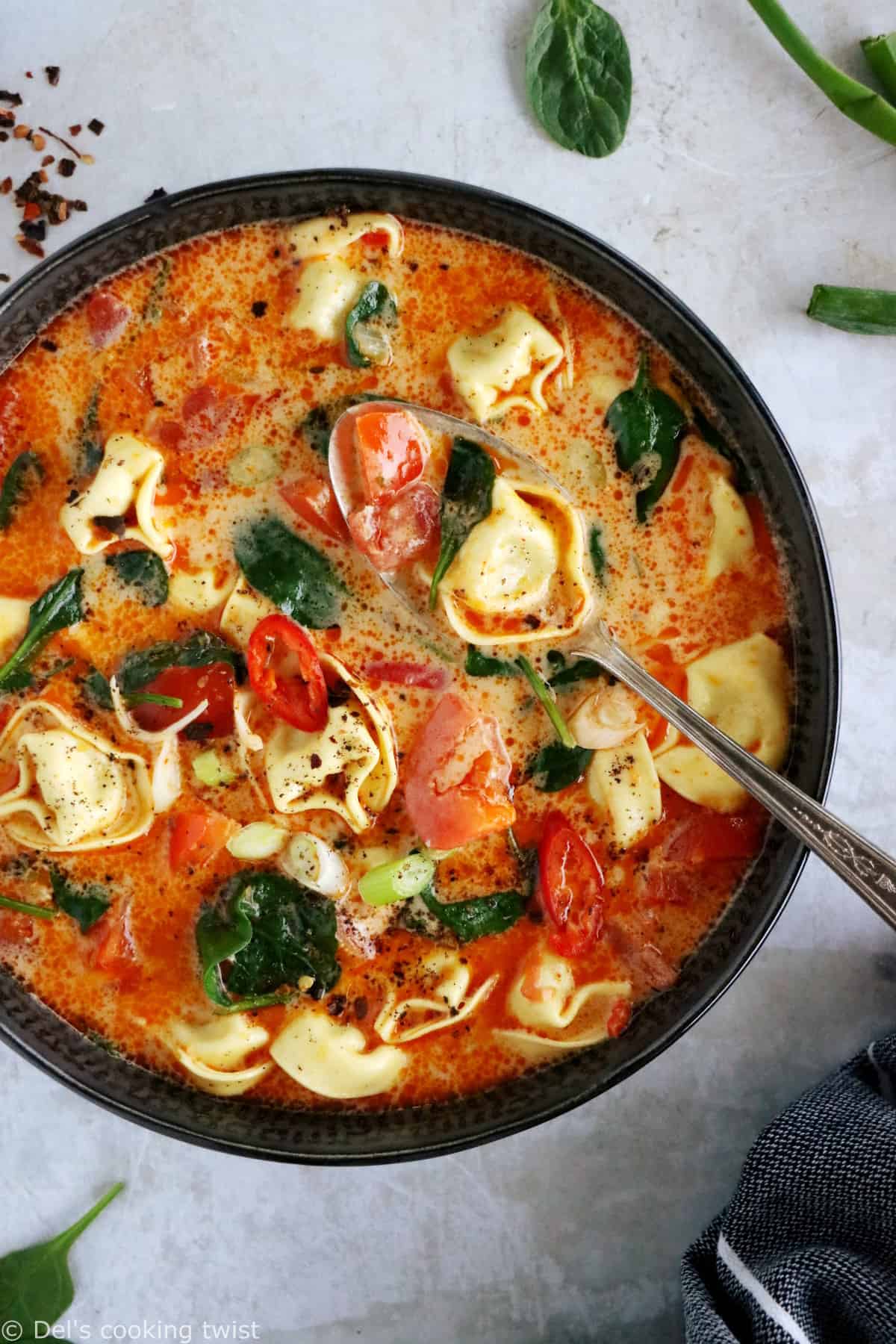 La soupe Thaï de curry rouge aux tortellinis, c'est la rencontre de la cuisine Thaï et de la cuisine italienne.