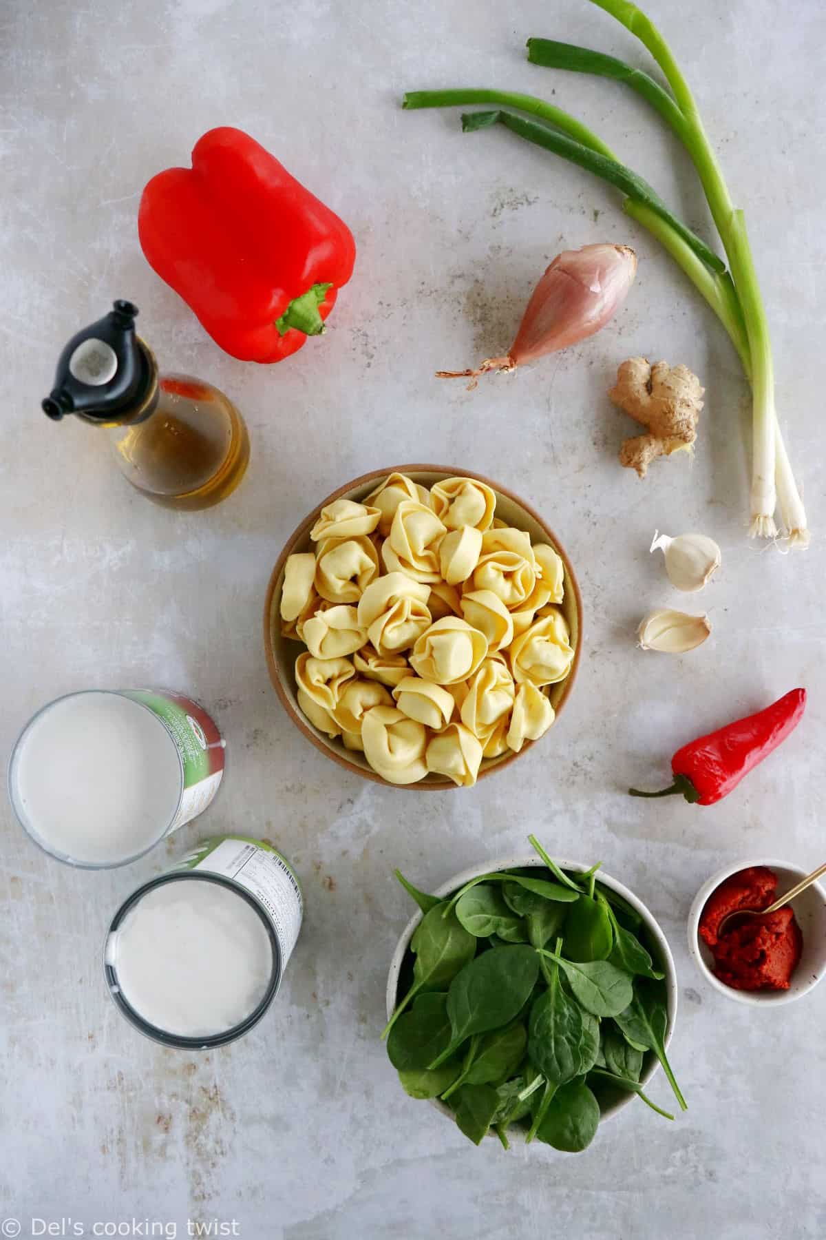 La soupe Thaï de curry rouge aux tortellinis, c'est la rencontre de la cuisine Thaï et de la cuisine italienne.