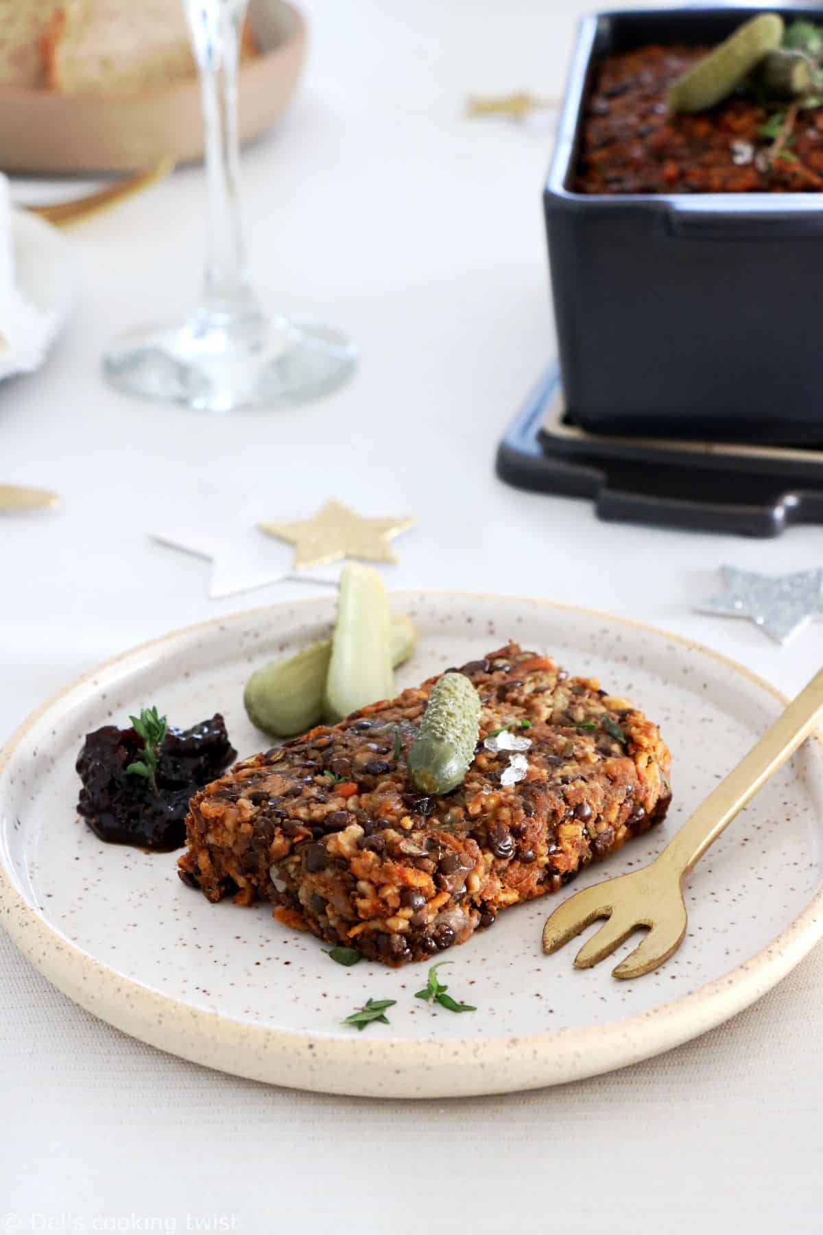 La terrine de lentilles et courge butternut est une incroyable terrine vegan, réalisée avec des ingrédients sains et nutritifs, savemment assaisonnés.