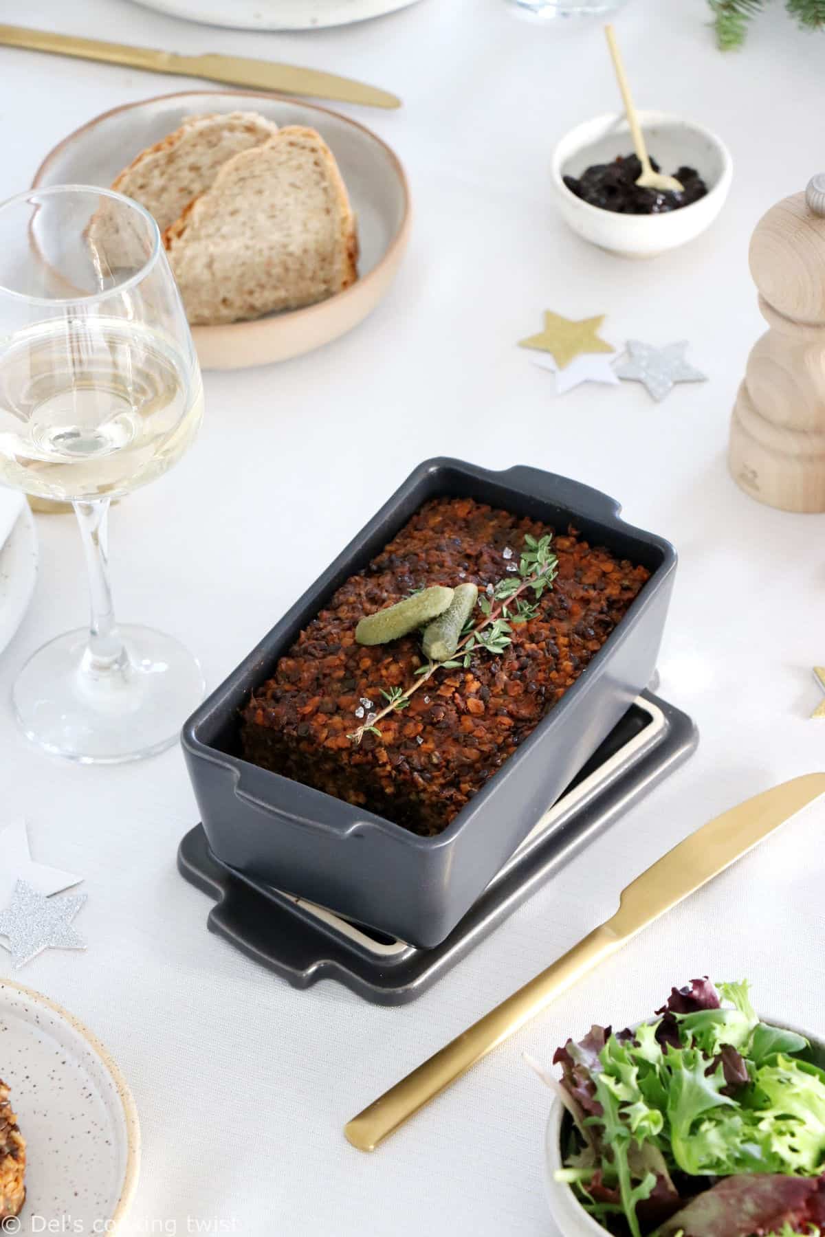 La terrine de lentilles et courge butternut est une incroyable terrine vegan, réalisée avec des ingrédients sains et nutritifs, savemment assaisonnés.