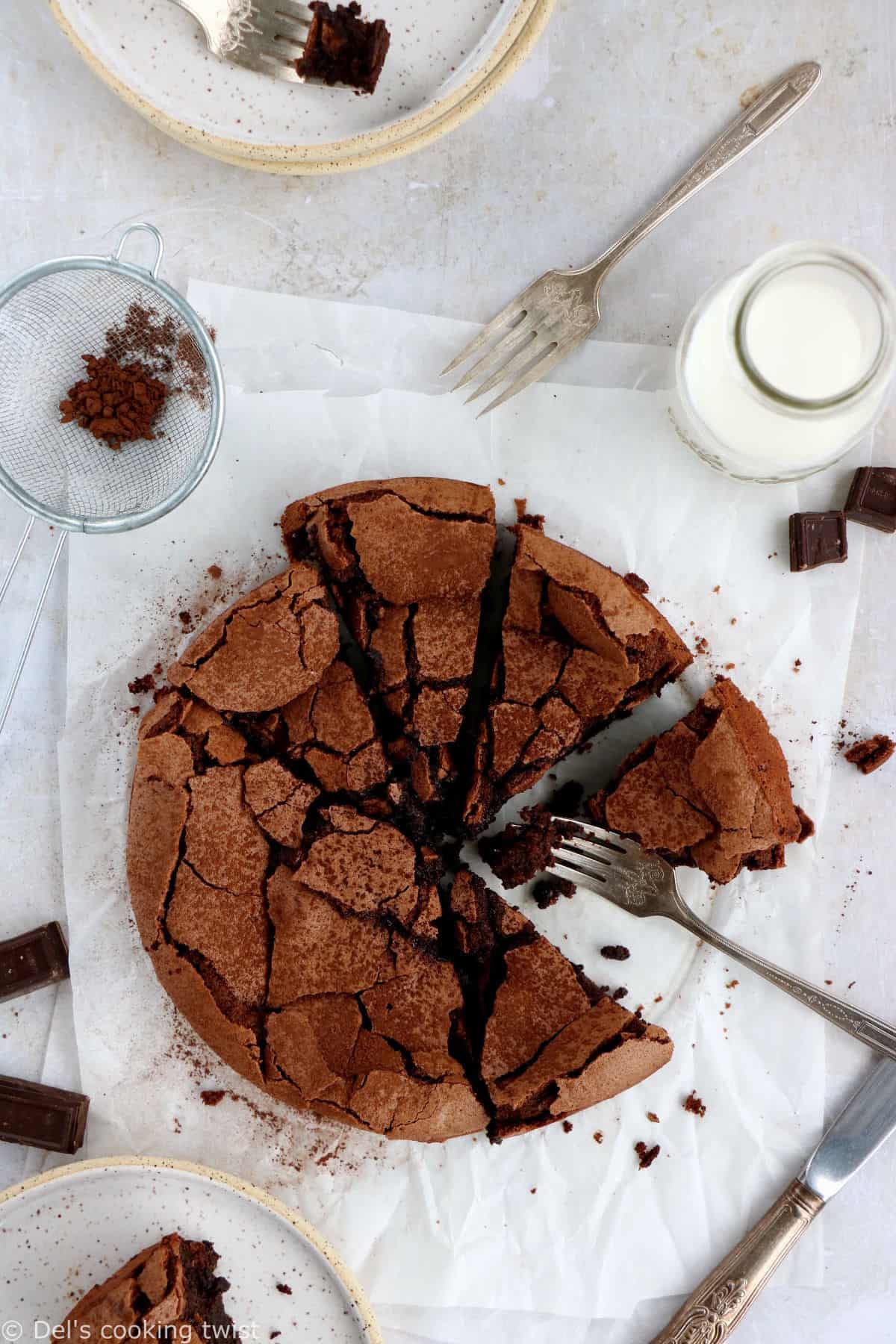 Ce gâteau au chocolat sans farine est incroyablement gourmand ! Généreux et riche en chocolat, il est moelleux à coeur avec une texture légèrement "fudgy", tout en étant craquelant en surface.