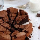 Ce gâteau au chocolat sans farine est incroyablement gourmand ! Généreux et riche en chocolat, il est moelleux à coeur avec une texture légèrement "fudgy", tout en étant craquelant en surface.