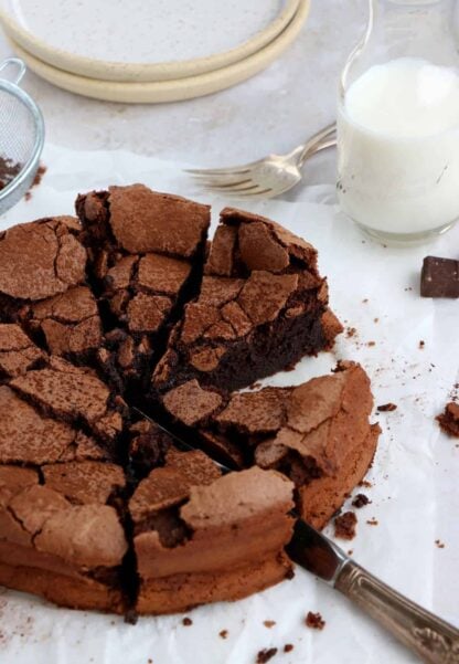 Ce gâteau au chocolat sans farine est incroyablement gourmand ! Généreux et riche en chocolat, il est moelleux à coeur avec une texture légèrement "fudgy", tout en étant craquelant en surface.