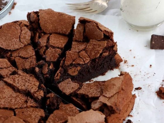 Ce gâteau au chocolat sans farine est incroyablement gourmand ! Généreux et riche en chocolat, il est moelleux à coeur avec une texture légèrement "fudgy", tout en étant craquelant en surface.