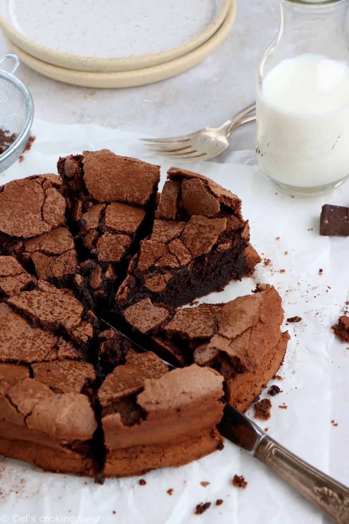 Ce gâteau au chocolat sans farine est incroyablement gourmand ! Généreux et riche en chocolat, il est moelleux à coeur avec une texture légèrement "fudgy", tout en étant craquelant en surface.