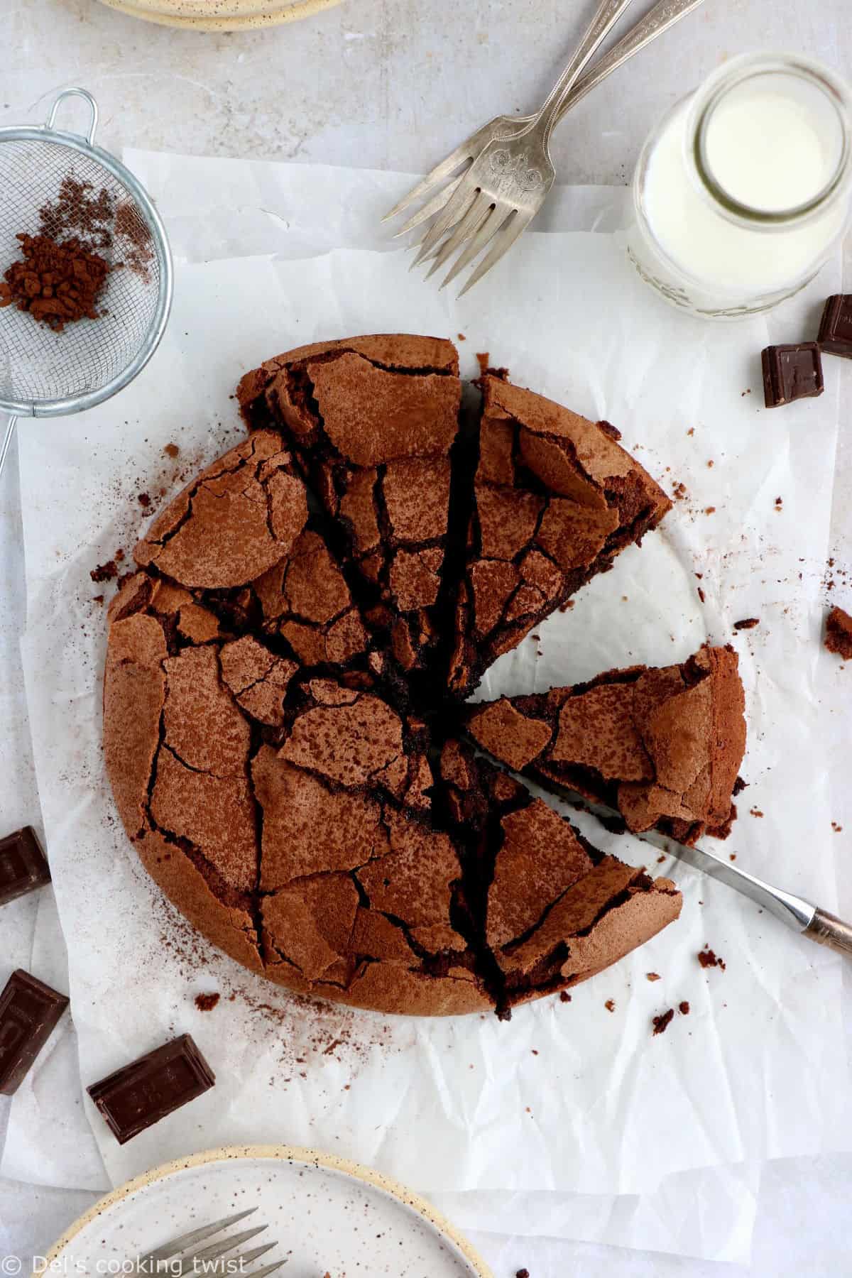 Ce gâteau au chocolat sans farine est incroyablement gourmand ! Généreux et riche en chocolat, il est moelleux à coeur avec une texture légèrement "fudgy", tout en étant craquelant en surface.