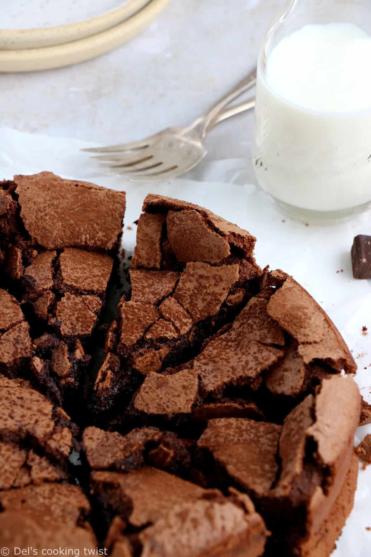 Ce gâteau au chocolat sans farine est incroyablement gourmand ! Généreux et riche en chocolat, il est moelleux à coeur avec une texture légèrement "fudgy", tout en étant craquelant en surface.