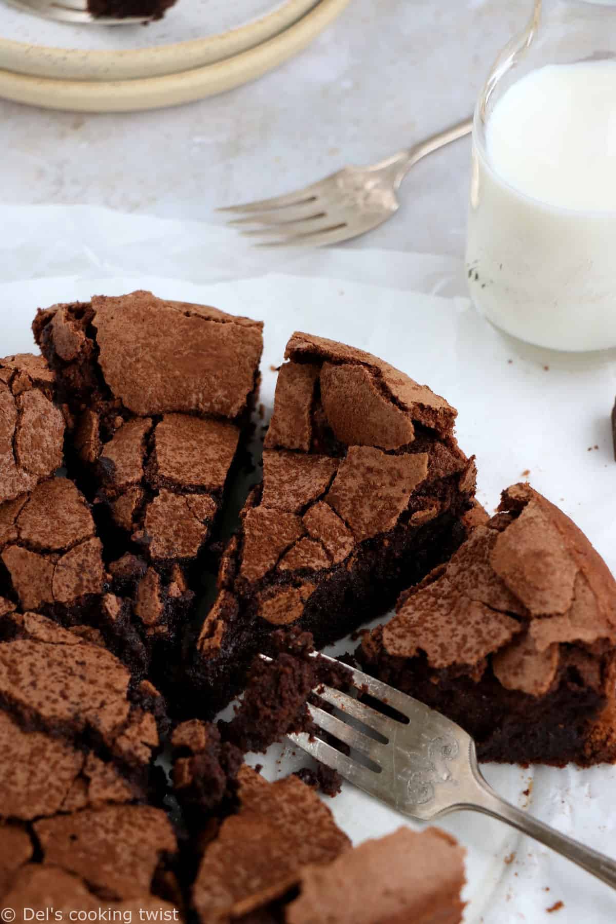 Ce gâteau au chocolat sans farine est incroyablement gourmand ! Généreux et riche en chocolat, il est moelleux à coeur avec une texture légèrement "fudgy", tout en étant craquelant en surface.