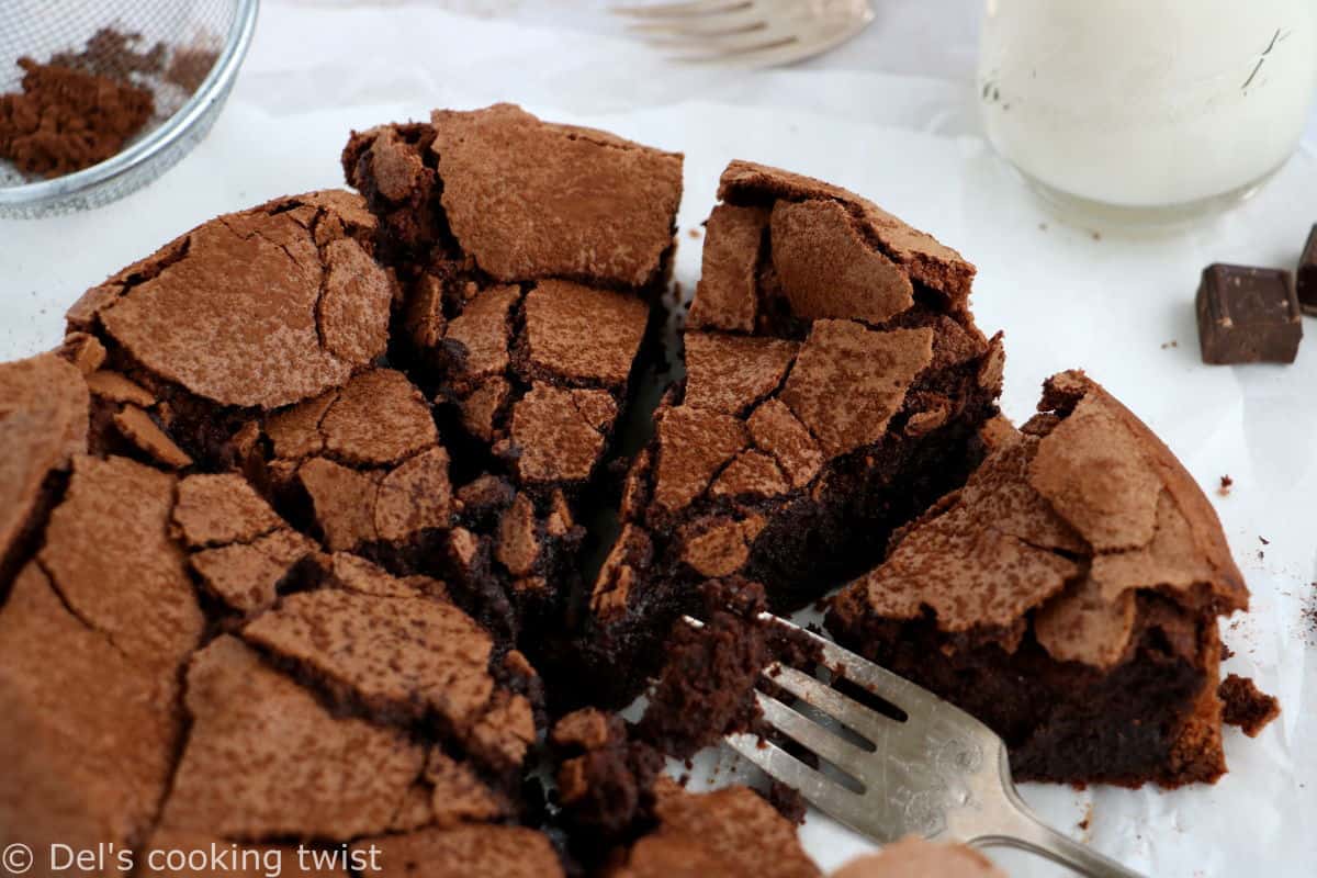 Ce gâteau au chocolat sans farine est incroyablement gourmand ! Généreux et riche en chocolat, il est moelleux à coeur avec une texture légèrement "fudgy", tout en étant craquelant en surface.