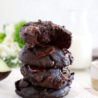 Réalisés avec de l'avocat écrasé en lieu et place du beurre, ces cookies au chocolat et à l'avocat sont sucrés naturellement, sans lactose et également disponibles en version vegan.