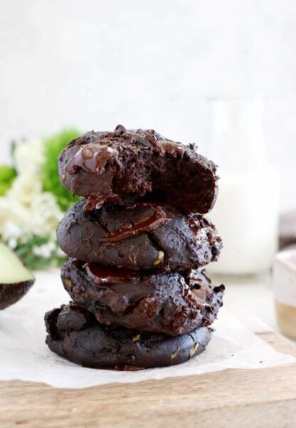 Réalisés avec de l'avocat écrasé en lieu et place du beurre, ces cookies au chocolat et à l'avocat sont sucrés naturellement, sans lactose et également disponibles en version vegan.