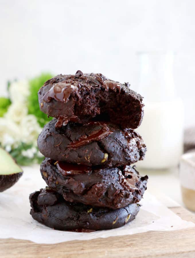 Réalisés avec de l'avocat écrasé en lieu et place du beurre, ces cookies au chocolat et à l'avocat sont sucrés naturellement, sans lactose et également disponibles en version vegan.
