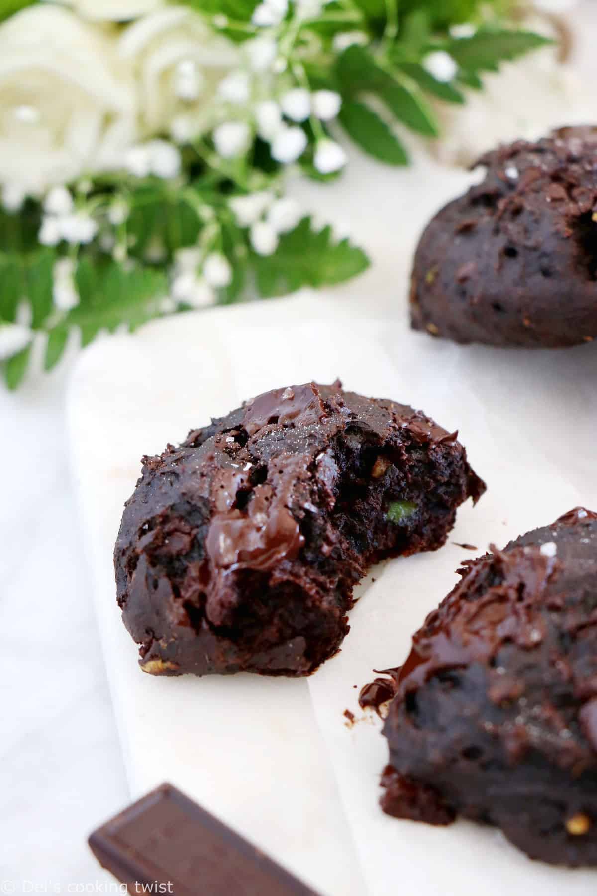 Réalisés avec de l'avocat écrasé en lieu et place du beurre, ces cookies au chocolat et à l'avocat sont sucrés naturellement, sans lactose et également disponibles en version vegan.