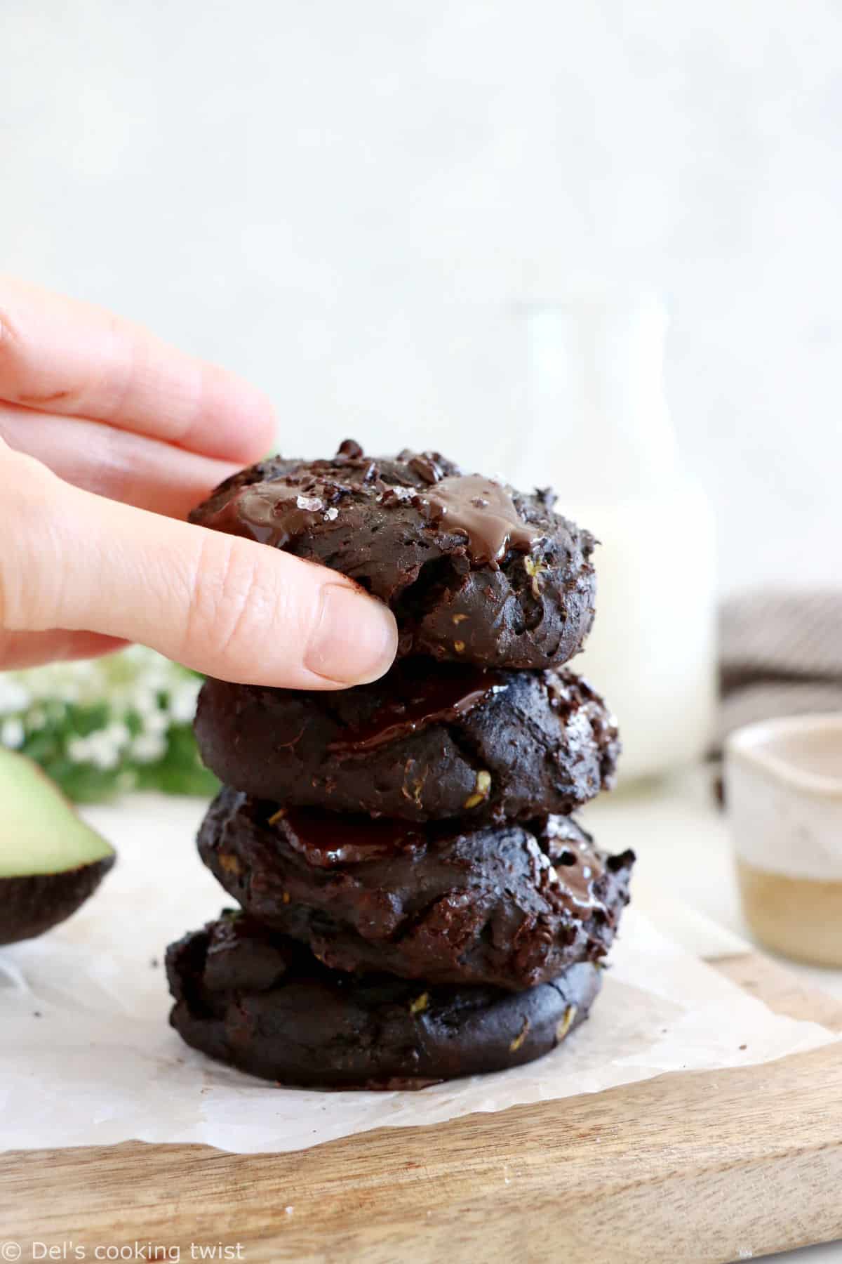 Réalisés avec de l'avocat écrasé en lieu et place du beurre, ces cookies au chocolat et à l'avocat sont sucrés naturellement, sans lactose et également disponibles en version vegan.