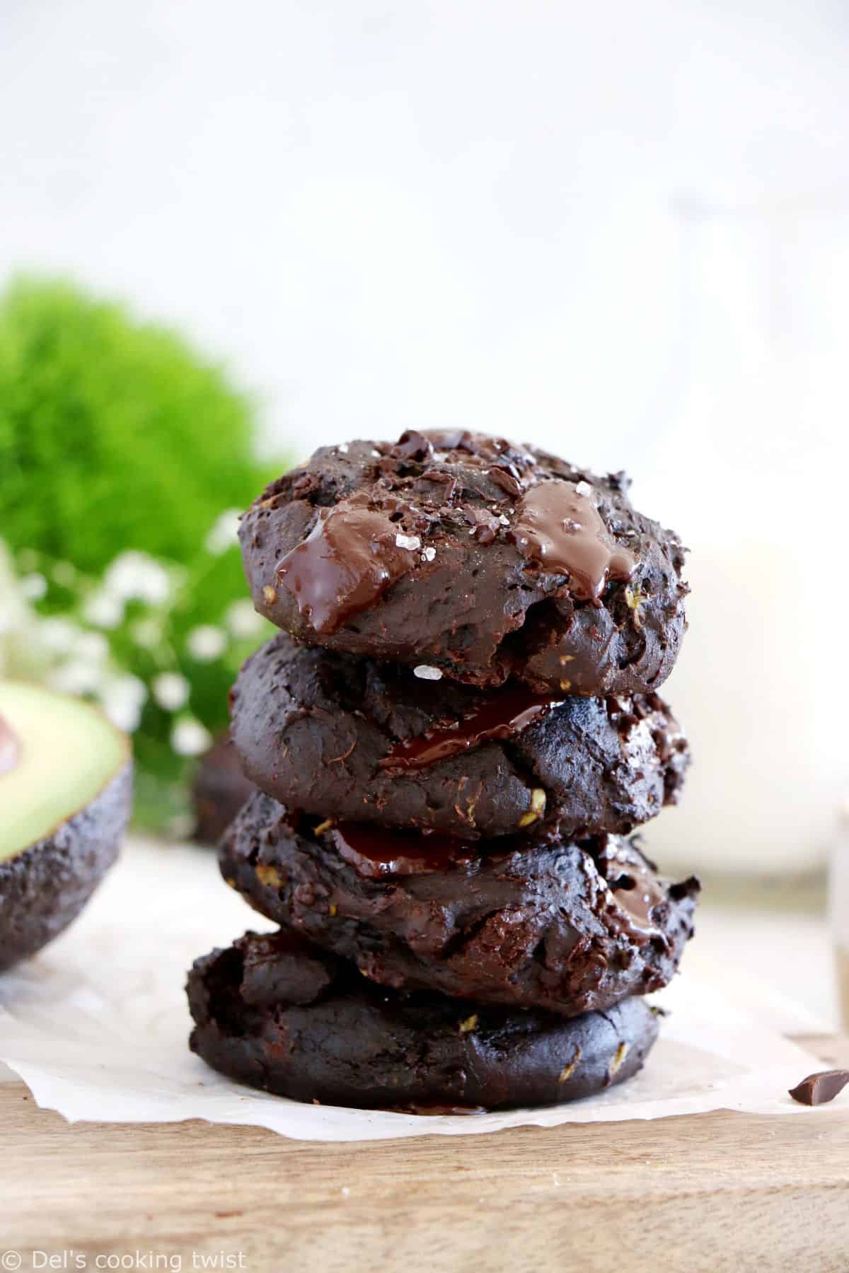 Réalisés avec de l'avocat écrasé en lieu et place du beurre, ces cookies au chocolat et à l'avocat sont sucrés naturellement, sans lactose et également disponibles en version vegan.