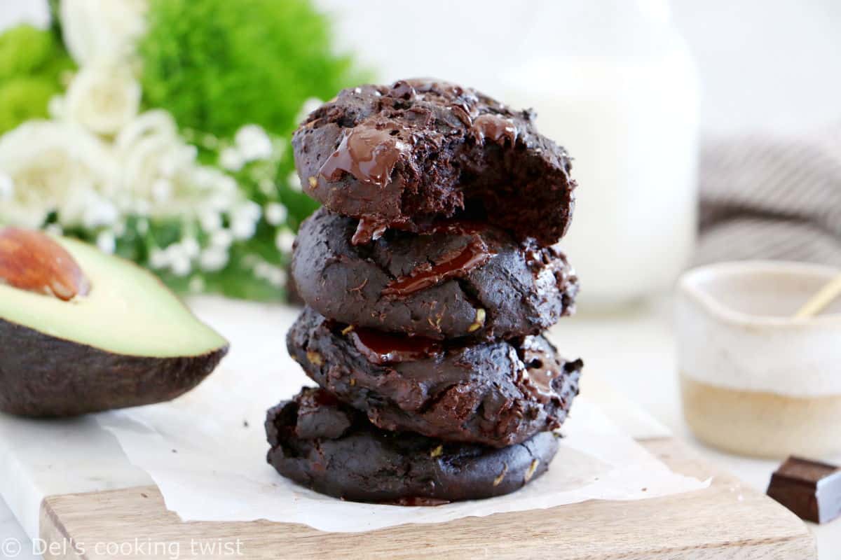 Réalisés avec de l'avocat écrasé en lieu et place du beurre, ces cookies au chocolat et à l'avocat sont sucrés naturellement, sans lactose et également disponibles en version vegan.