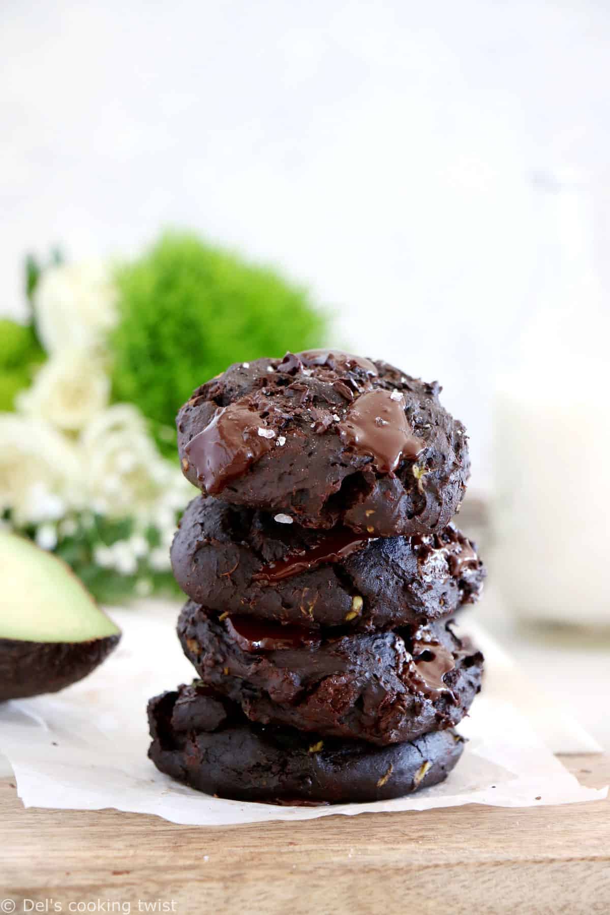 Réalisés avec de l'avocat écrasé en lieu et place du beurre, ces cookies au chocolat et à l'avocat sont sucrés naturellement, sans lactose et également disponibles en version vegan.