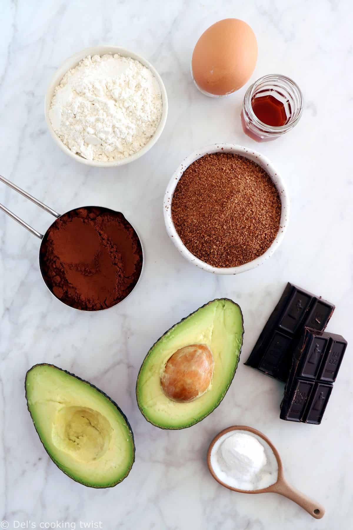 Réalisés avec de l'avocat écrasé en lieu et place du beurre, ces cookies au chocolat et à l'avocat sont sucrés naturellement, sans lactose et également disponibles en version vegan.