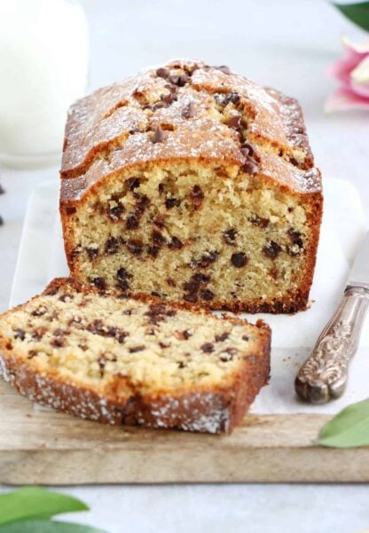 Ce cake aux pépites de chocolat préféré est généreux, riche en beurre et en chocolat. Un classique des goûters d'enfance.