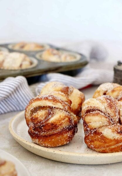 Découvrez ma recette de cruffins faciles (mi croissant - mi muffins) parfumés à la cannelle et à la cardamome. Il s'agit d'une version simplifiée et plus accessible que l'originale, la pâte à croissant étant remplacée par la pâte feuilletée.