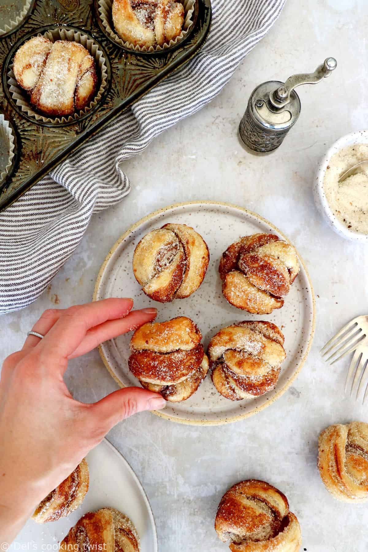 Découvrez ma recette de cruffins faciles (mi croissant - mi muffins) parfumés à la cannelle et à la cardamome. Il s'agit d'une version simplifiée et plus accessible que l'originale, la pâte à croissant étant remplacée par la pâte feuilletée.